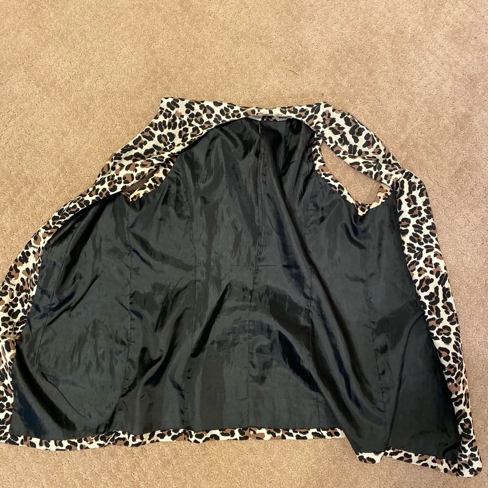 Nancy Crystal - VTG SILK leopard print v-neck sleeveless button up top, … - Picture 6 of 7